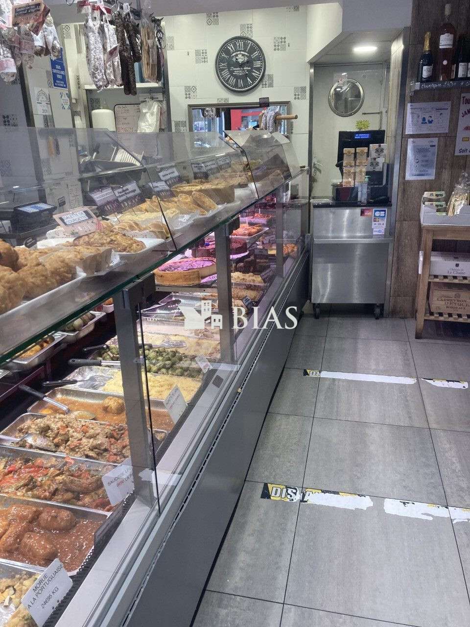 Vente FDC Traiteur dans rue commerçante à Paris