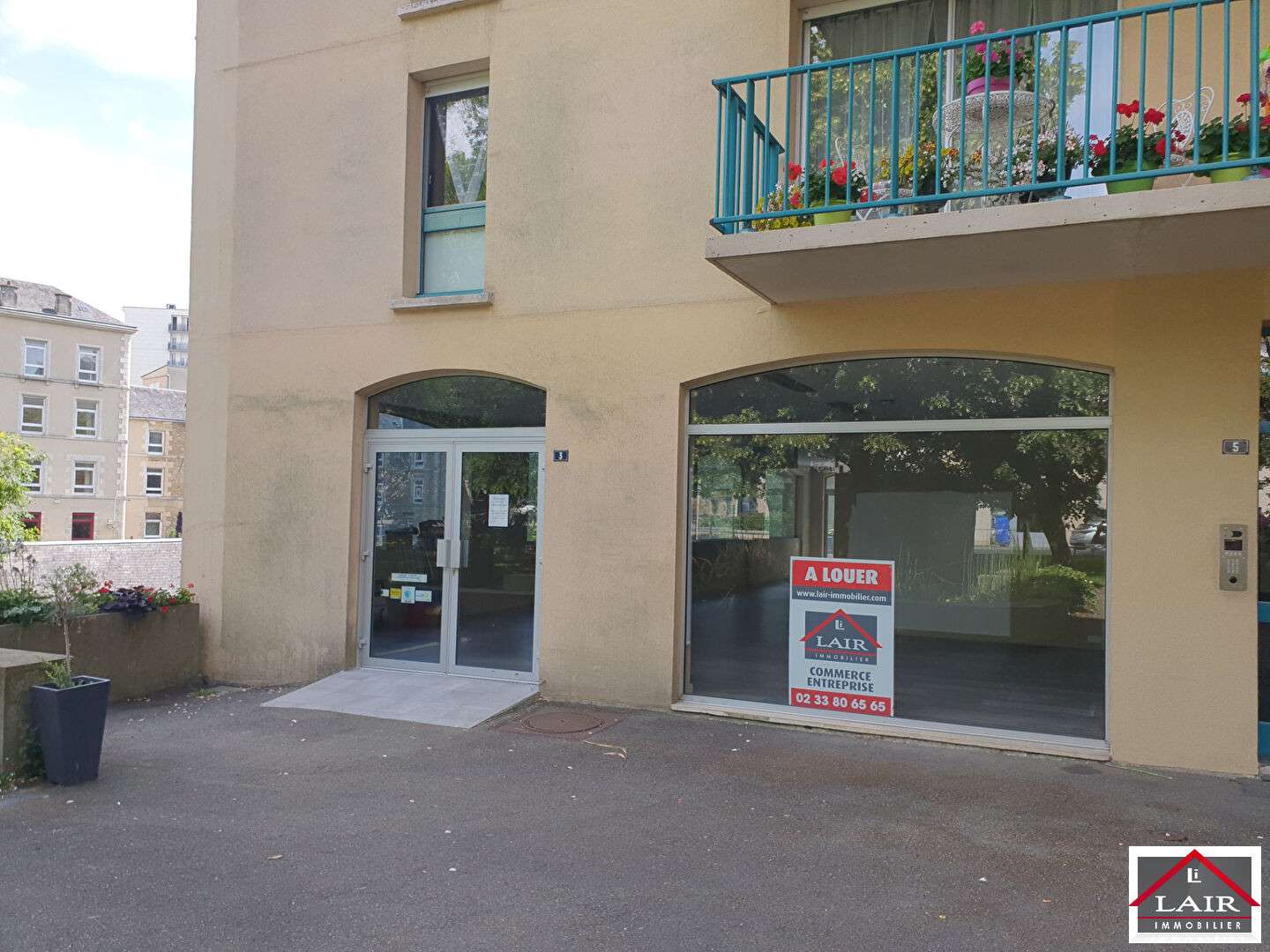 A louer local commercial 110m² parkings à Alençon