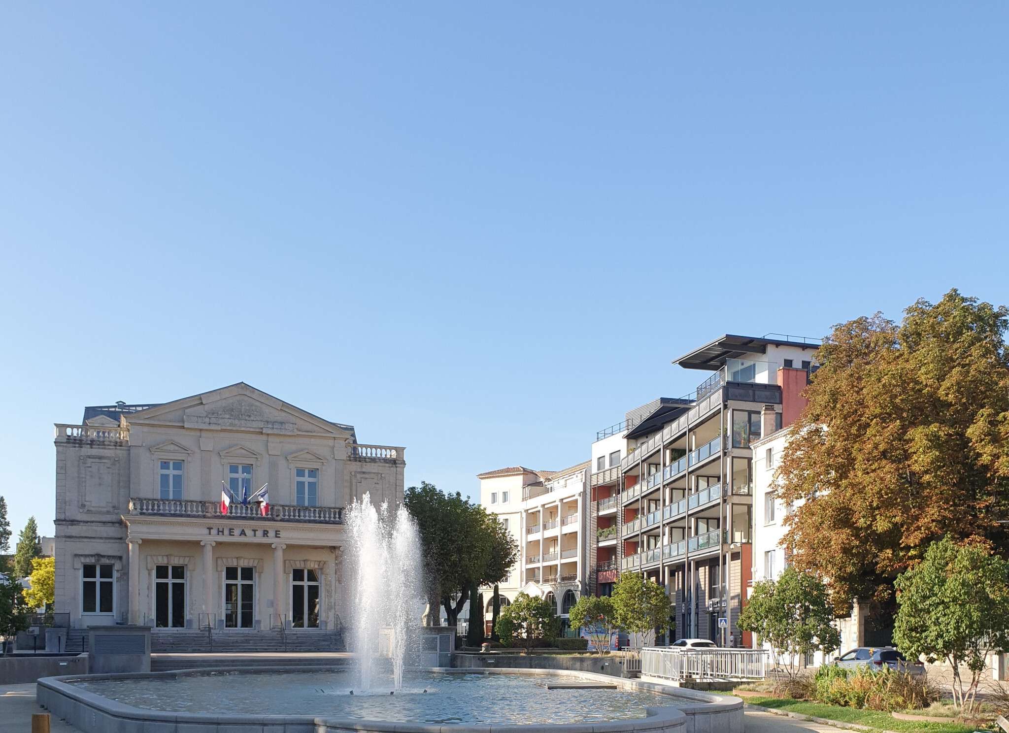 MURS 100M² COMMERCE OU BUREAU MONTELIMAR