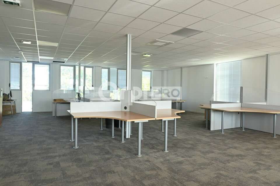 Bureaux de 600m² à louer en R+1 à Rillieux la Pape