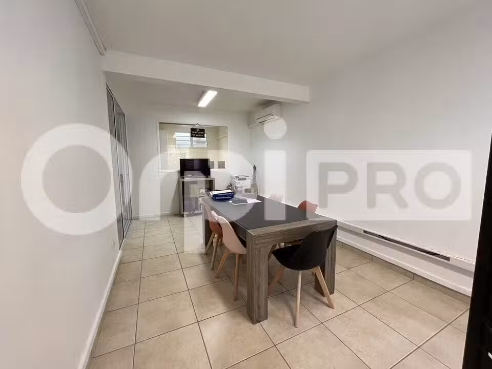 A louer beau bureau 160m² aménagé FDF Montgérald