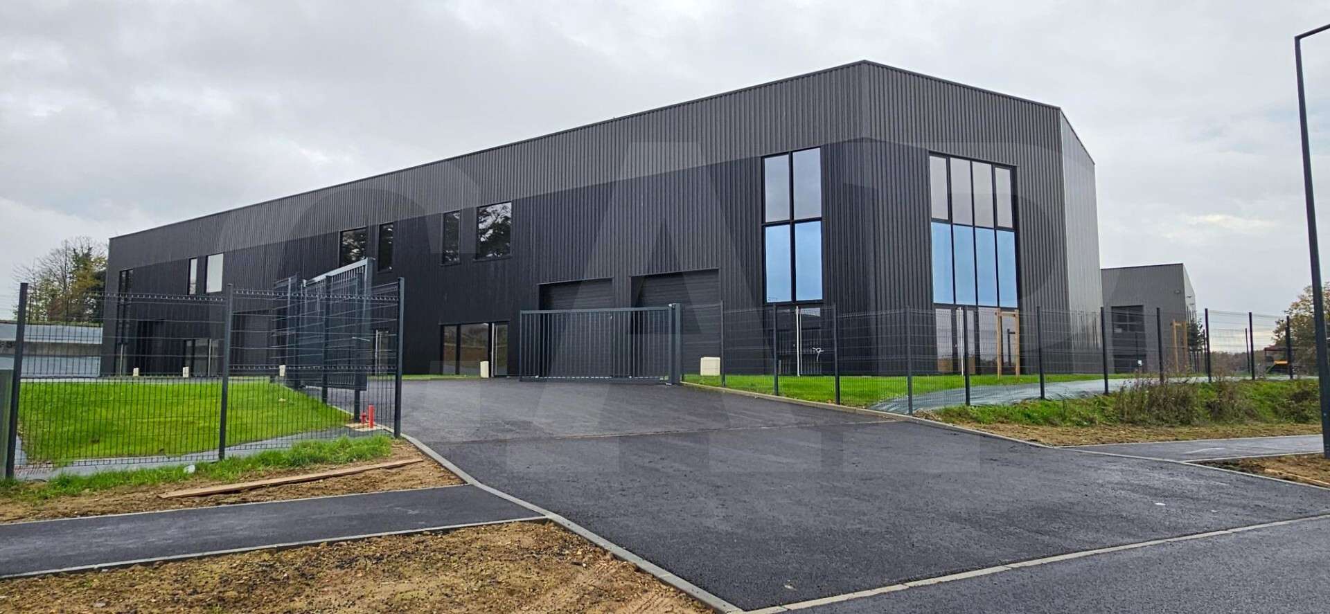 Loue cellule d'activités brute de 228m² à Betton