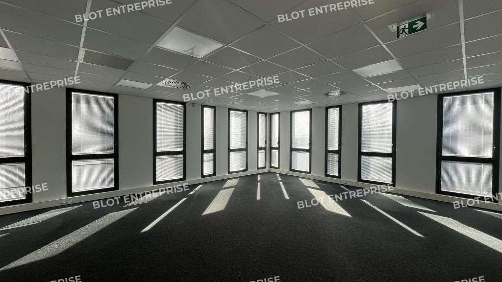 A louer bureaux 402m² zone d'activités à Pacé
