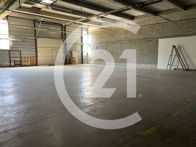 A louer entrepôt bureaux 780m² à Guilherand-Grange