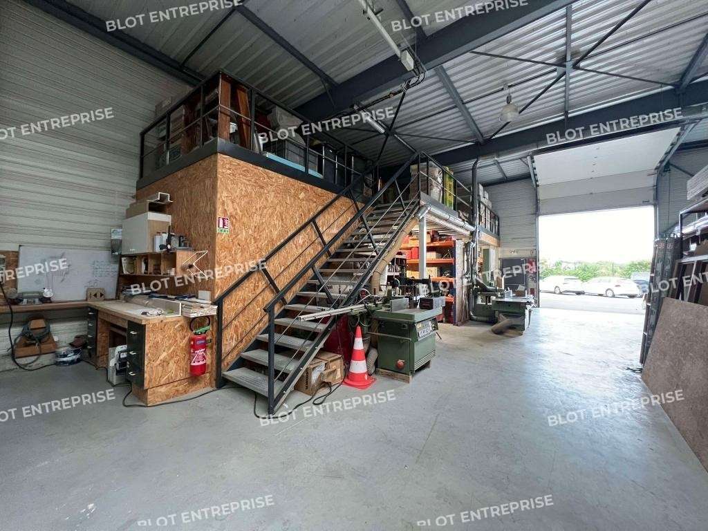 A louer beau bâtiment d’activités 350m² à Crevin