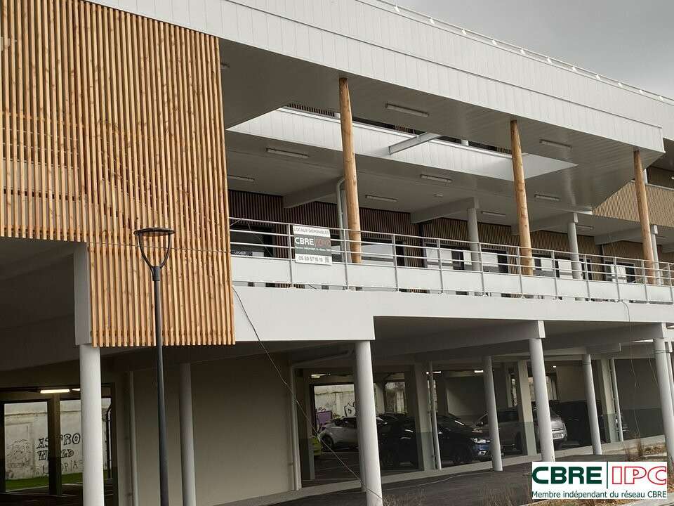 A louer local commercial 205m² R+1 PMR à Dax Gare
