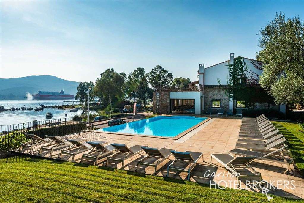 Vente hôtel *** de 40 chambres face à la mer Corse