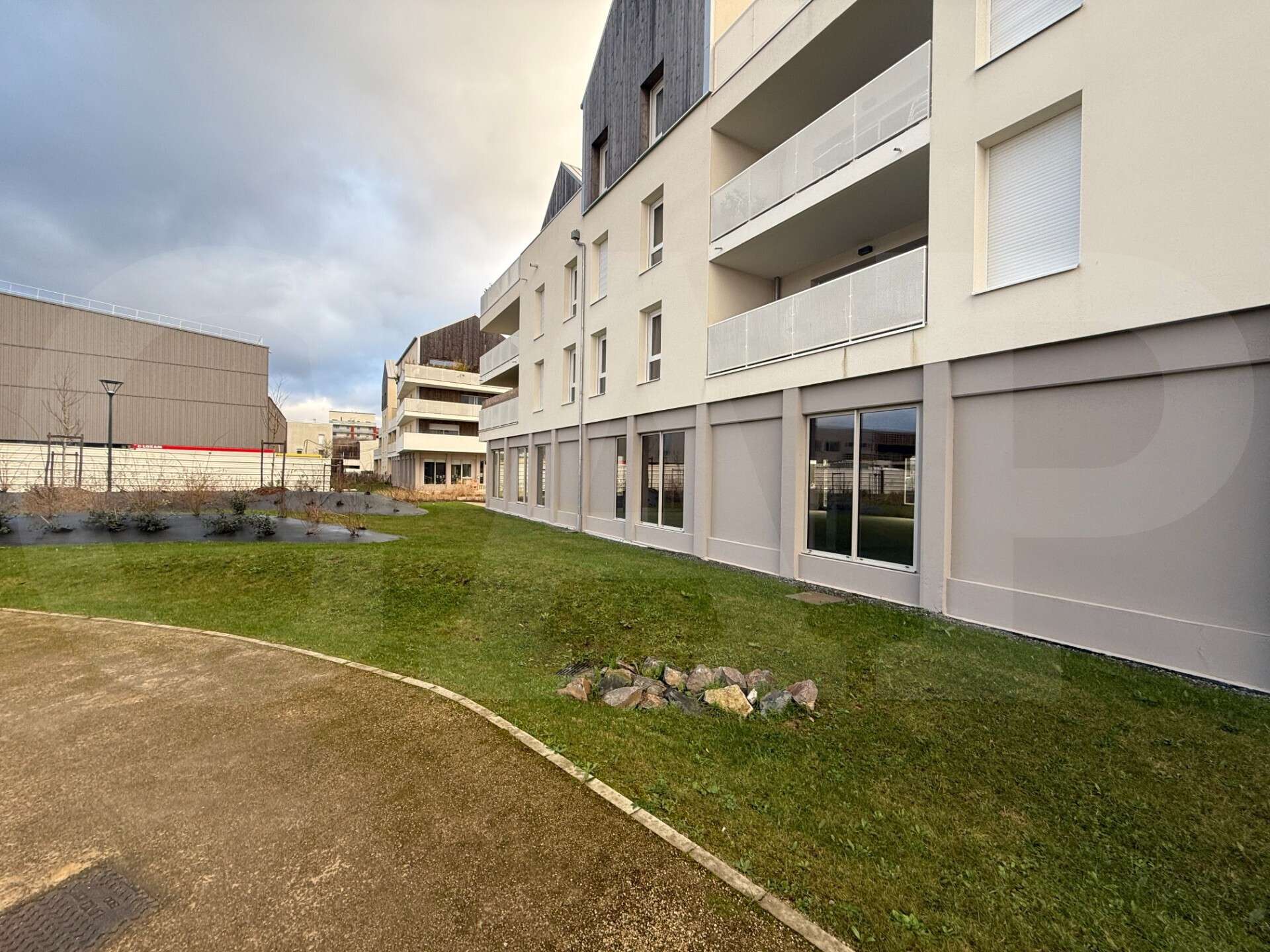 Vente cellule commerciale 150m² à Chantepie