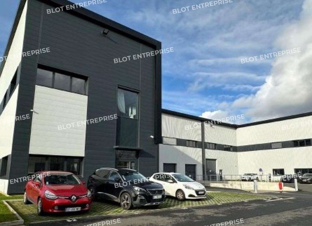 A louer locaux 1900m² à Saint-Aignan-Grandlieu