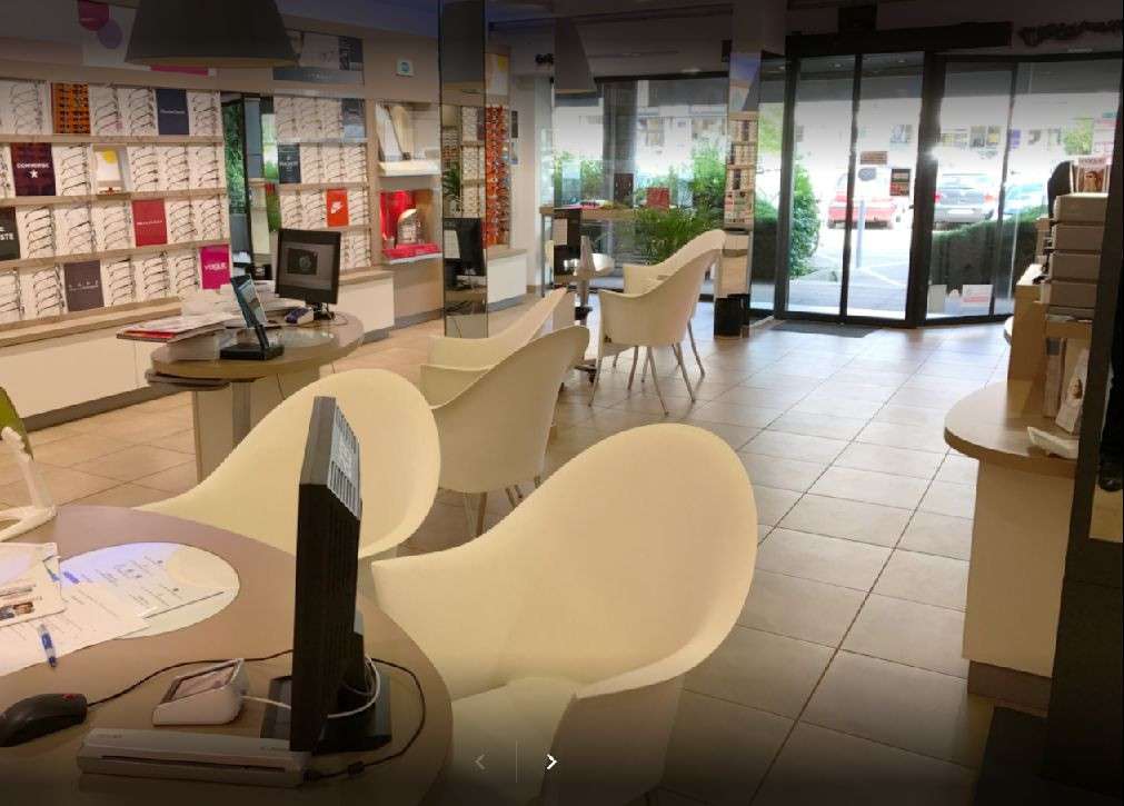 Location local commercial 140m² à Bron