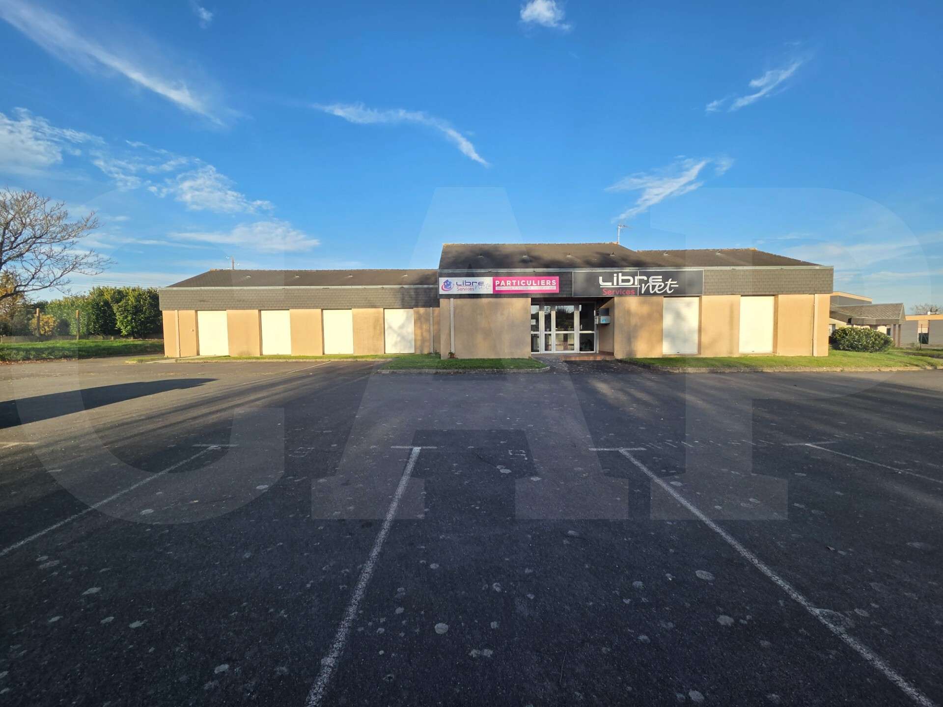 A louer bâtiment 624m² sur axe passant à Quévert