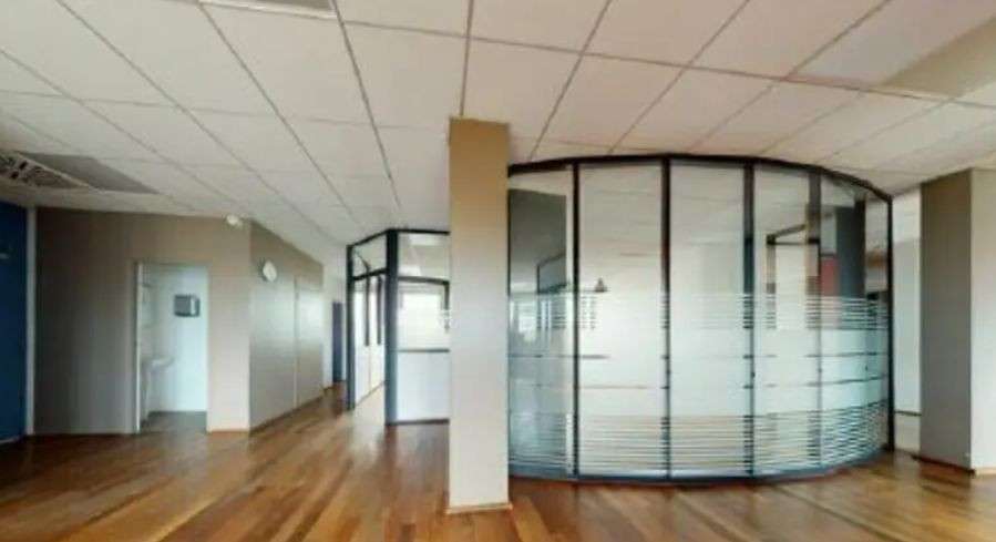 A louer bureaux 300m² rénovés R+1 à Lyon M6 
