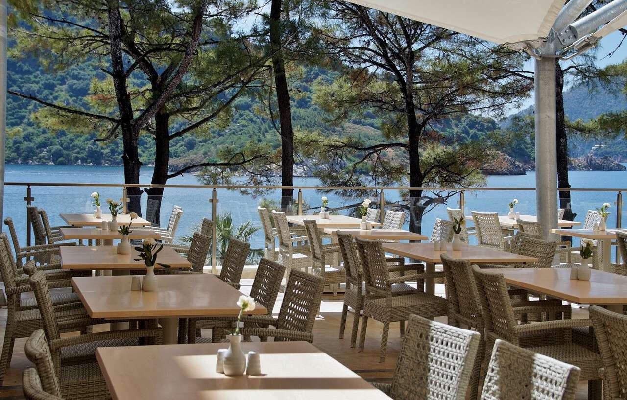 Vente hôtel restaurant bord de lac renommé HA