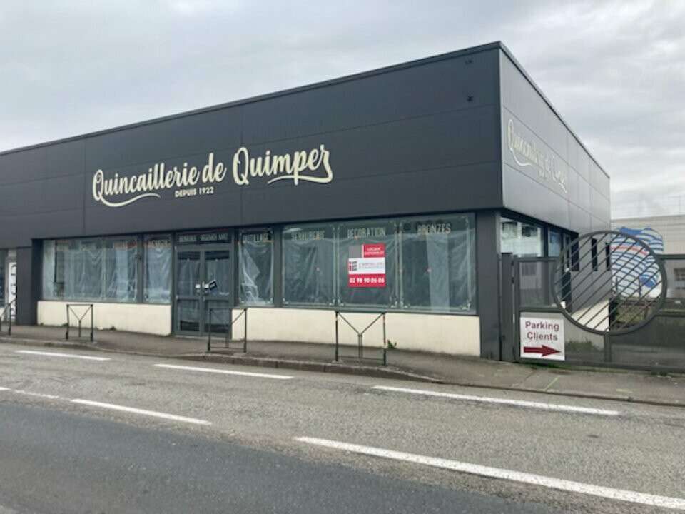 A louer local 390m² visibilité + station. Quimper