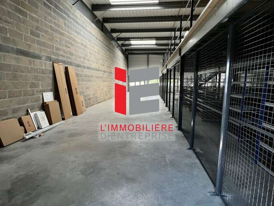 A louer cellule 100m² pour stockage à La Mézière
