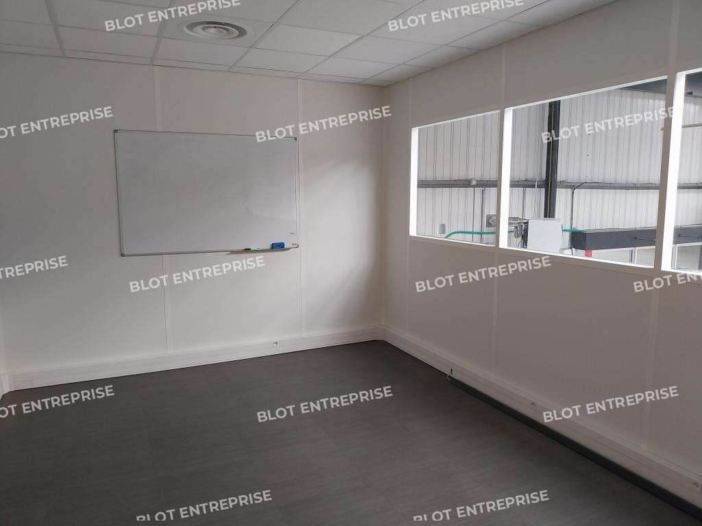 A louer locaux d'activités 1 012m² ZI Nantes Est 