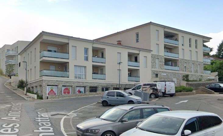 A saisir rapidement local de 288m² à Pollionnay