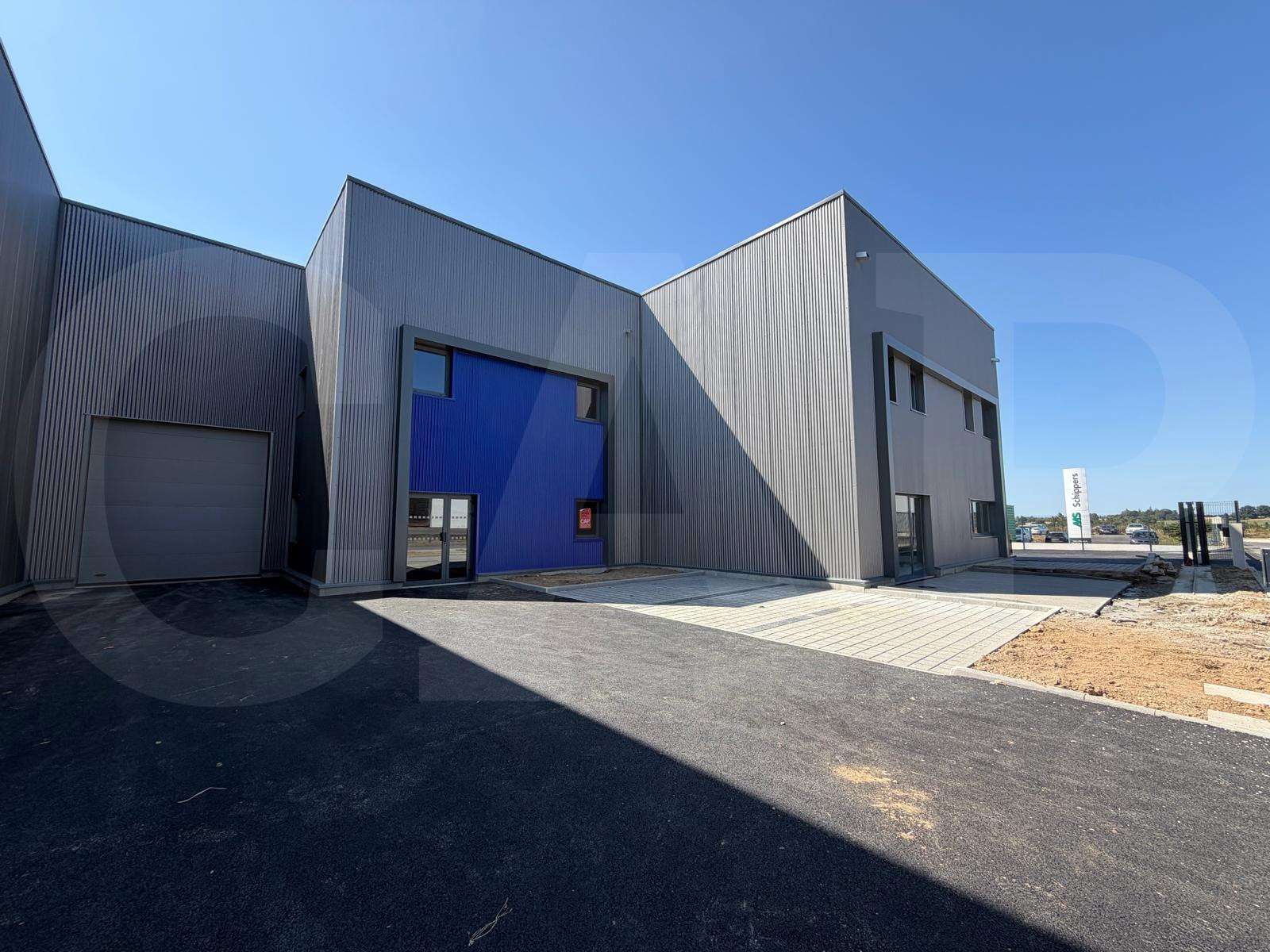 Cellule d'activités 276m² à vendre à Bédée