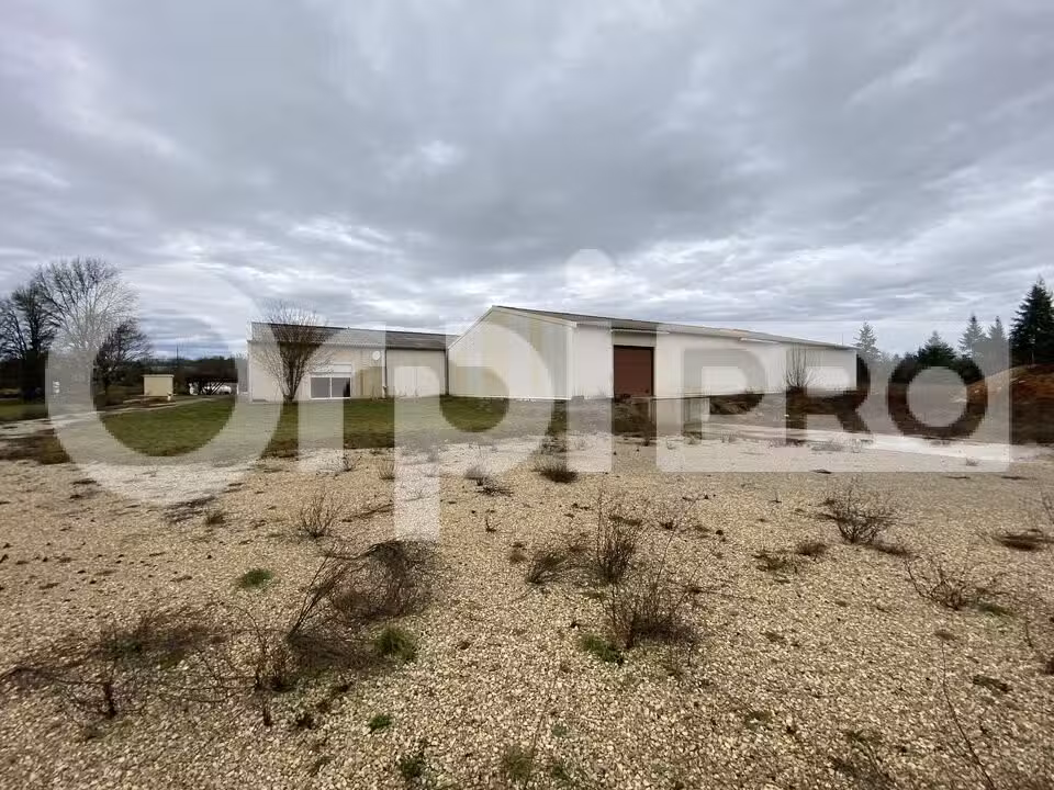 Bâtiment d'activité 1100m² à vendre à Caylus 
