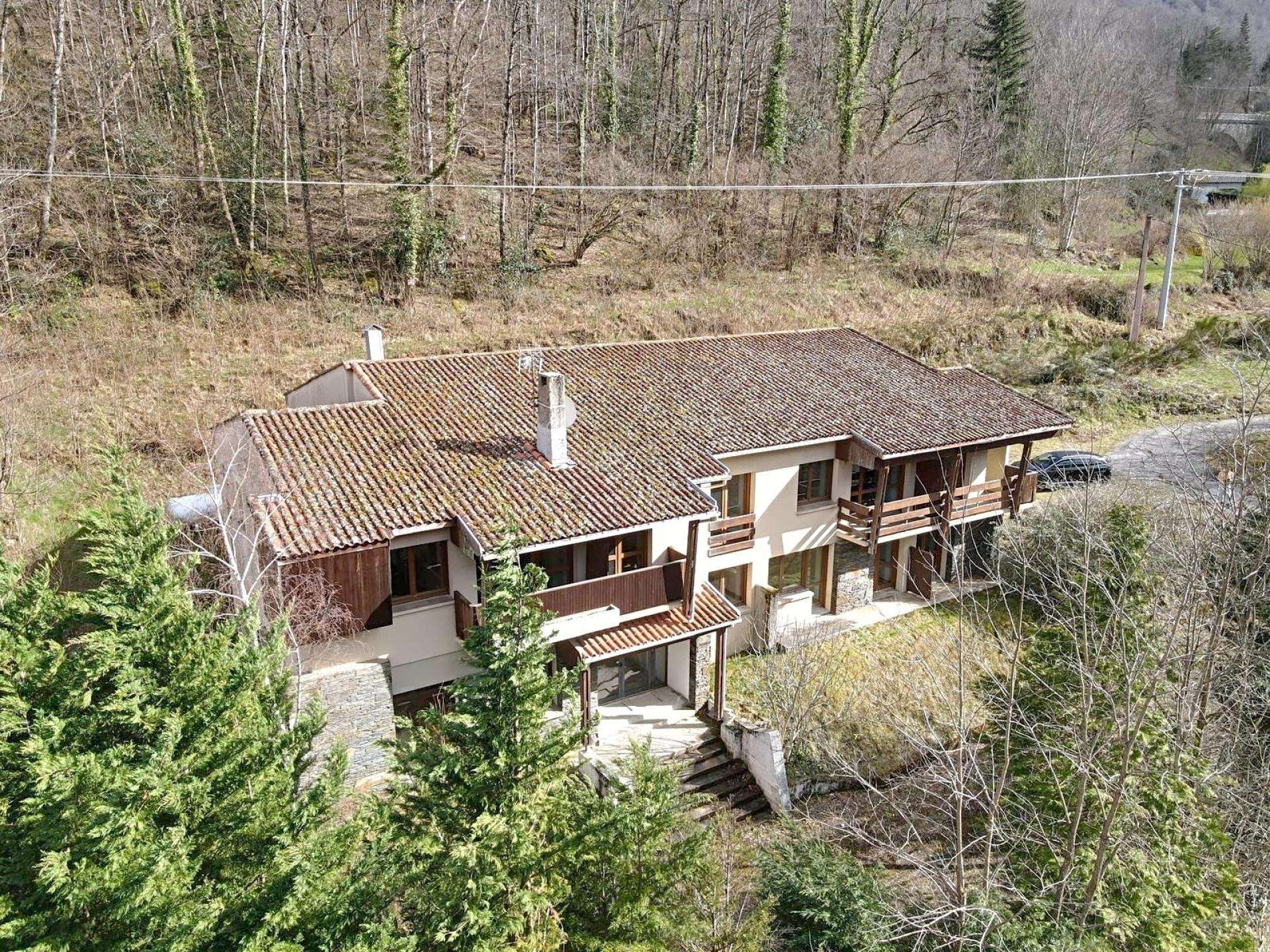 Hôtel de 17 chambres à réouvrir Ax les Thermes