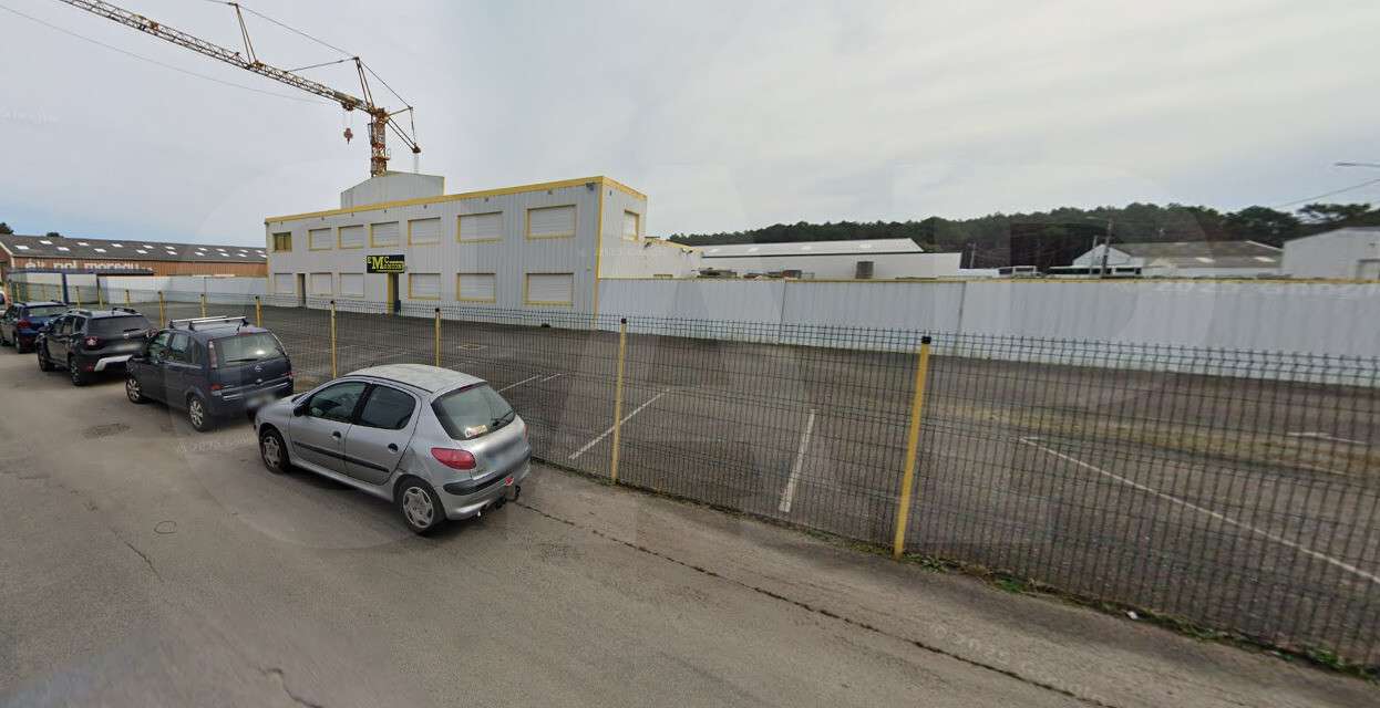 A louer local 540m² zone du Bisconte à Plouhinec
