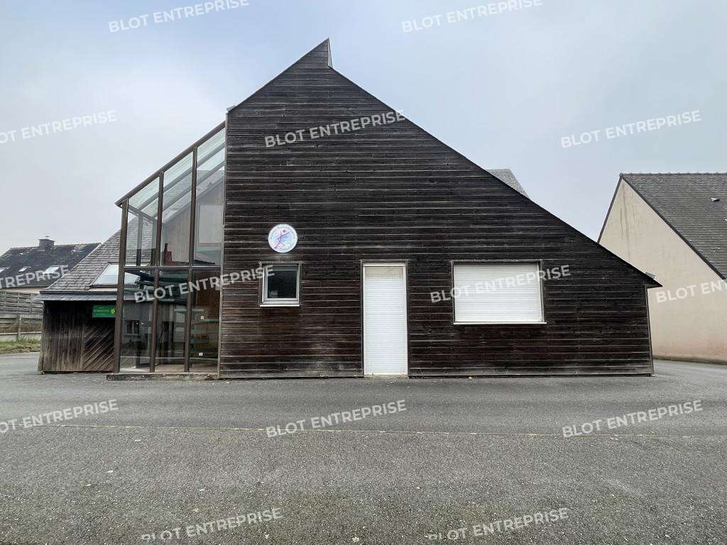 A louer à vendre bureaux 237m² à Montfort-sur-Meu