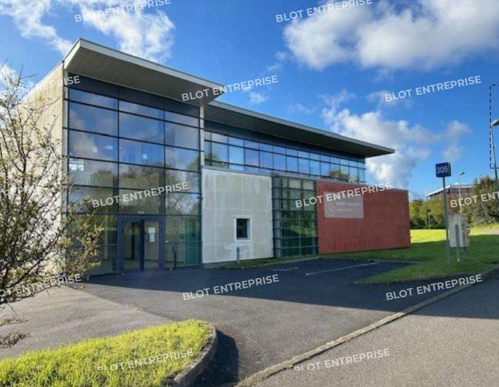 A louer locaux 1040m² sur 2102m² à Plouzané