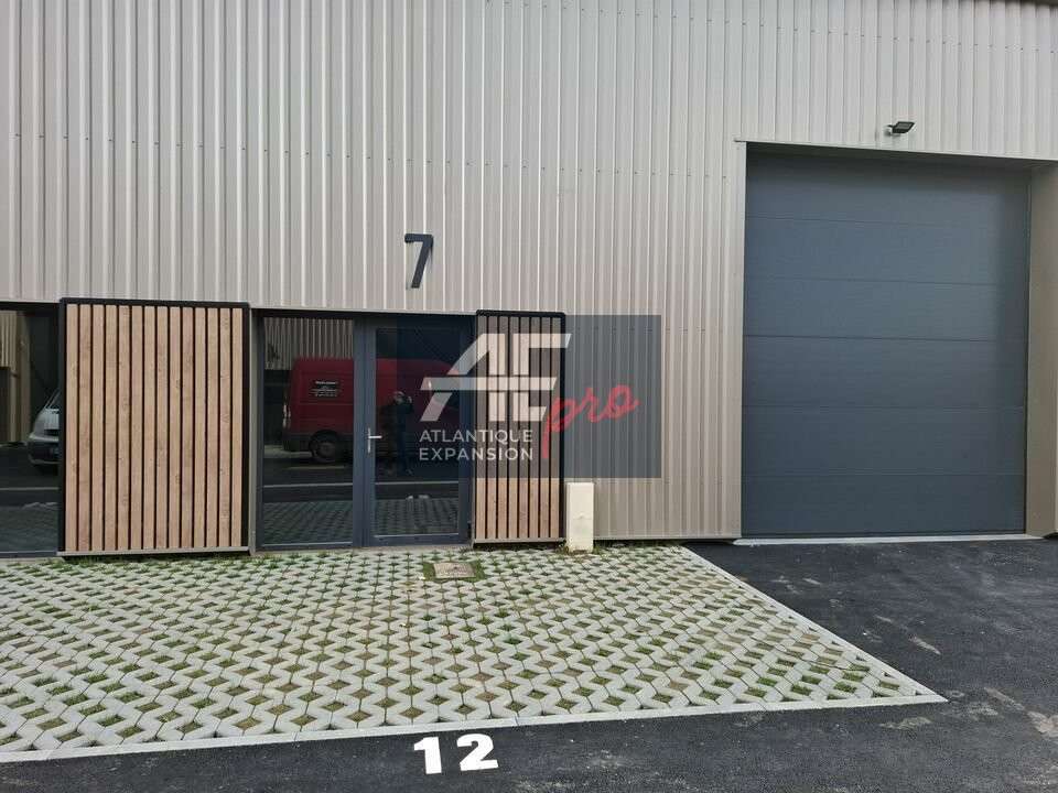 Cellule d'activités 144m² à louer à Trignac