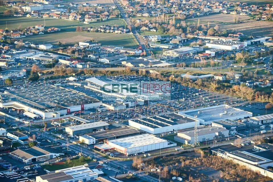 Vente bâtiment 1470m² sur 6696m² à lons