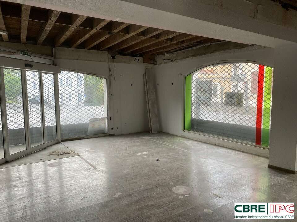 Beau local 230m² belle visibilité à Mont-de-Marsan