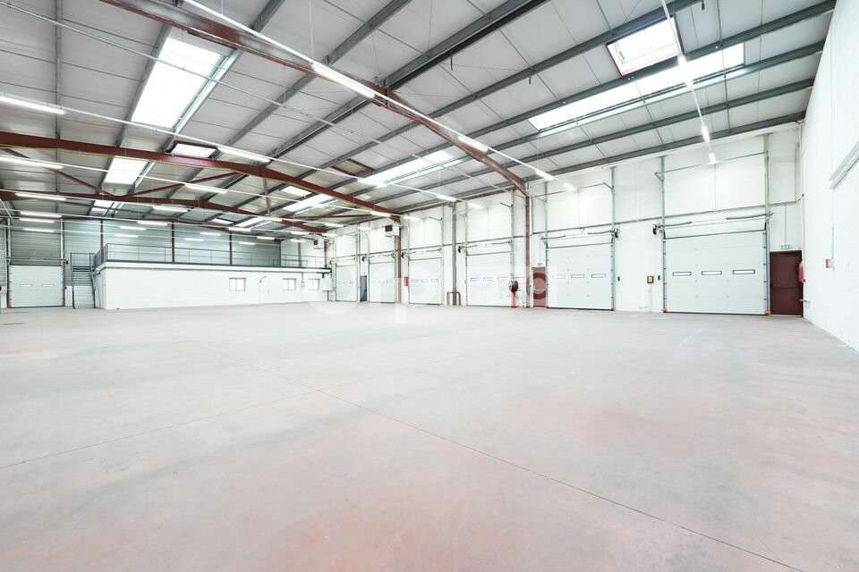 Entrepôt rénové 1247m² avec quais à louer à Corbas