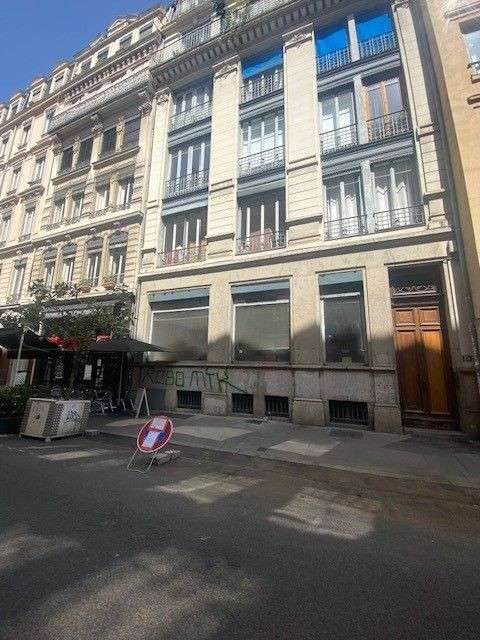 A louer local commercial 87m² quartier dynamique