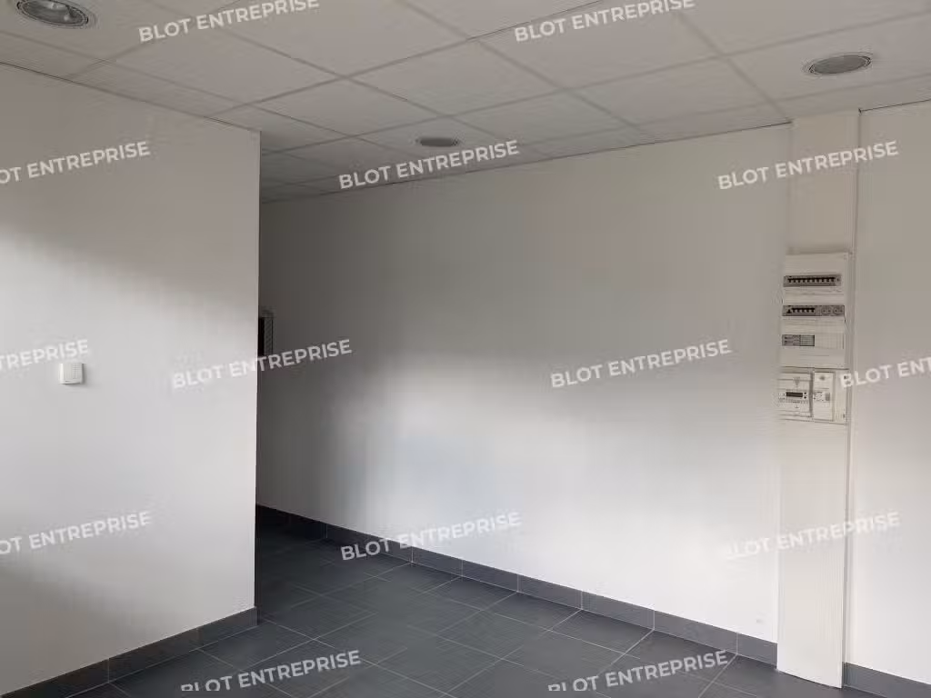 A louer bureaux 45m² belle visibilité à Loperhet