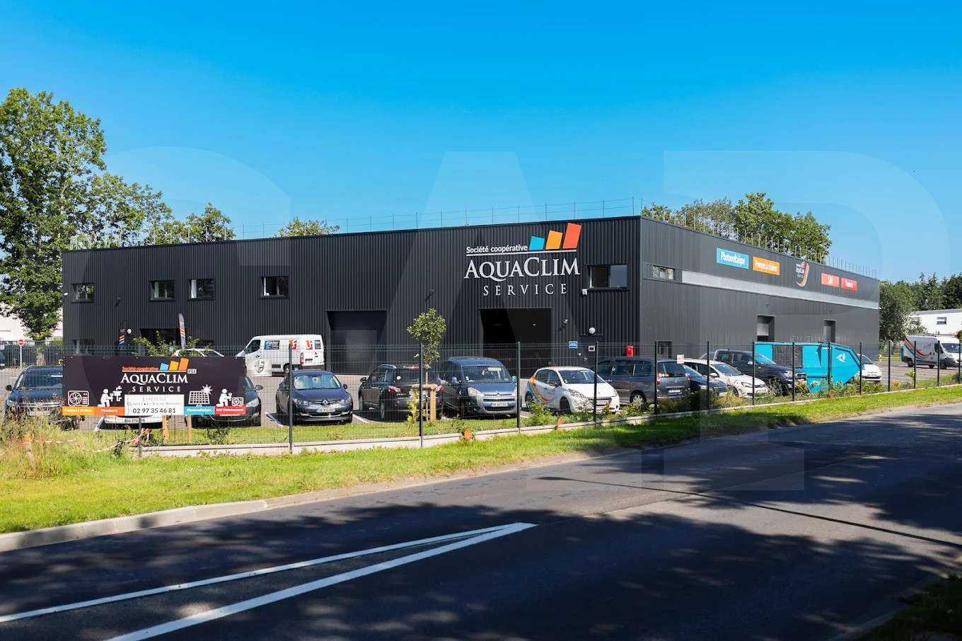 AV local de plus de 3000m² sur 6800m² à Quéven