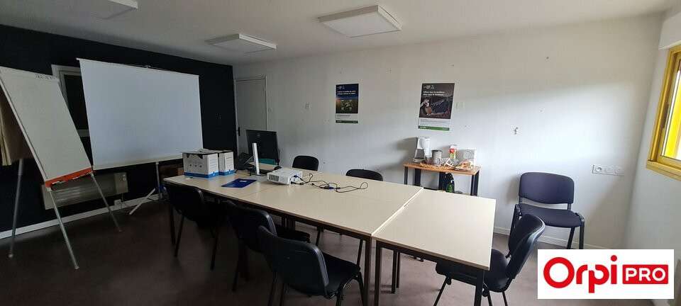 Bureau 128m² à louer à Pommeret RN12