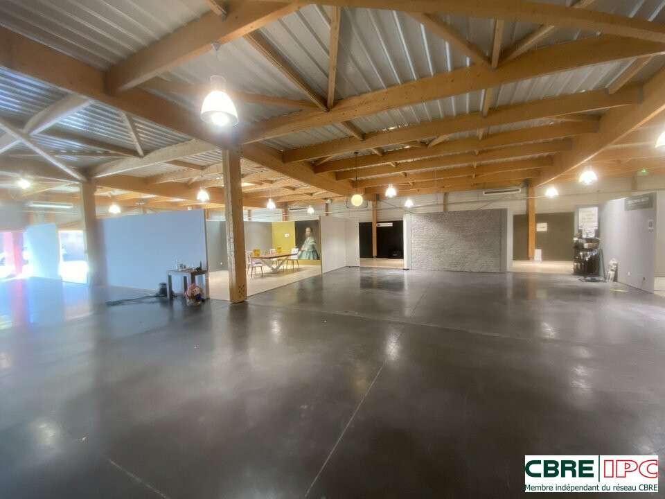 Vente local commercial 1100m² à St Pierre du Mont