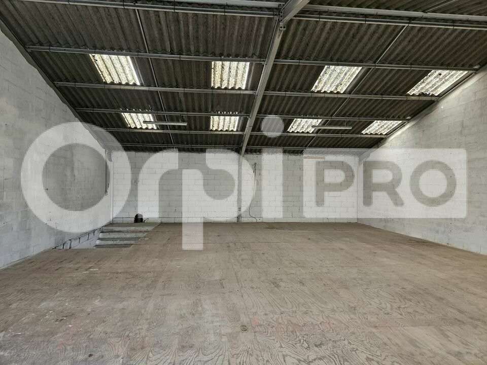 Local d'activité 320m² à louer à Cavignac 