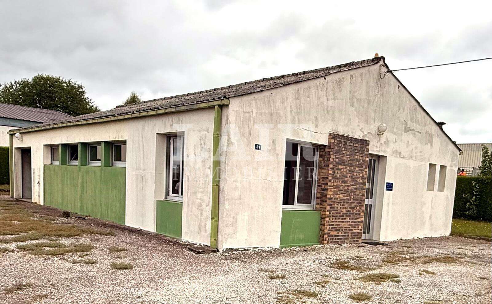 AV murs 135m² en zone industrielle à La Ferté-Macé