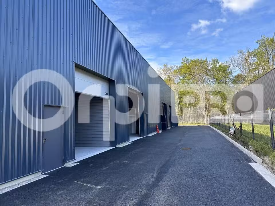 A louer entrepôt neuf 160m² brut à Salaunes
