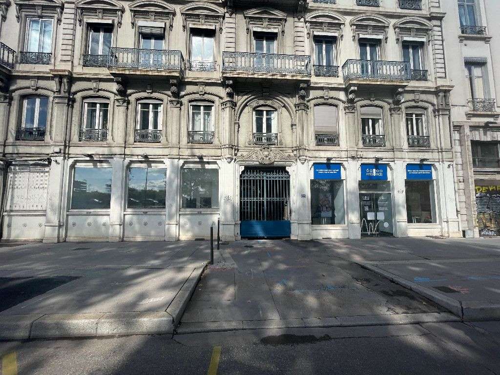 A louer local 242m² à Lyon 2e situé quai Gailleton
