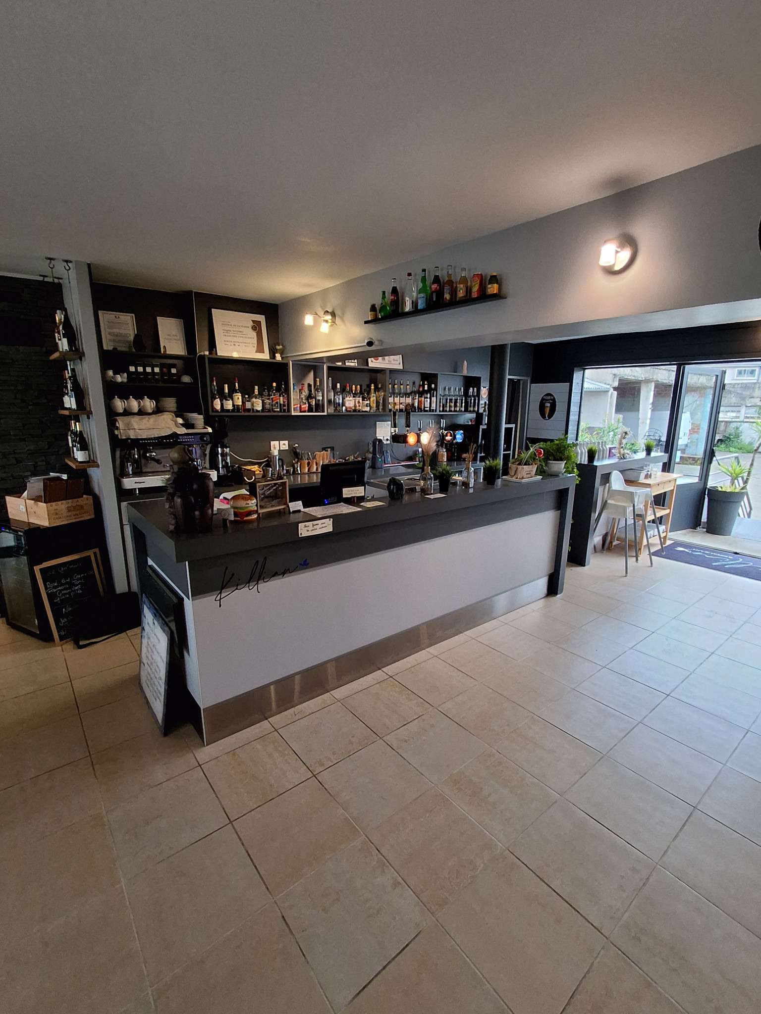 AV restaurant grill avec logement et parking St Lô