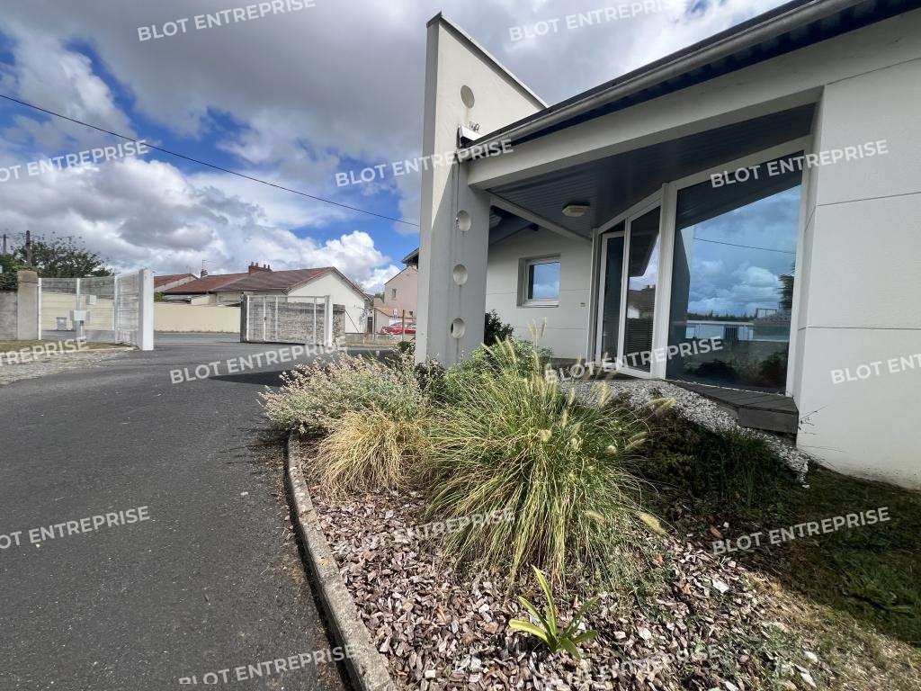 AV bureaux 367m² accès PMR belle visibilité Vertou