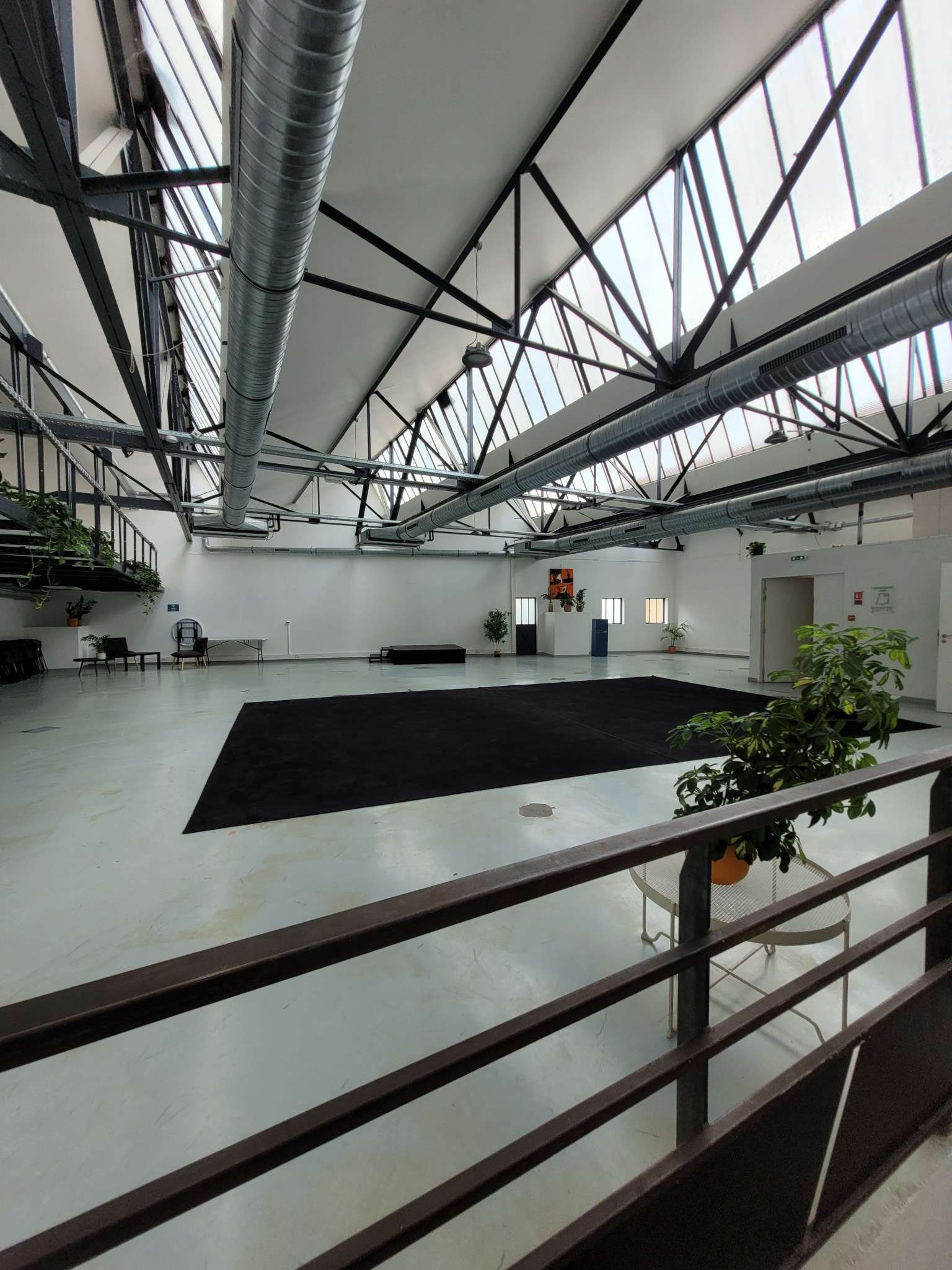 Vente local atypique de 1000m² à Lyon 7 Gerland