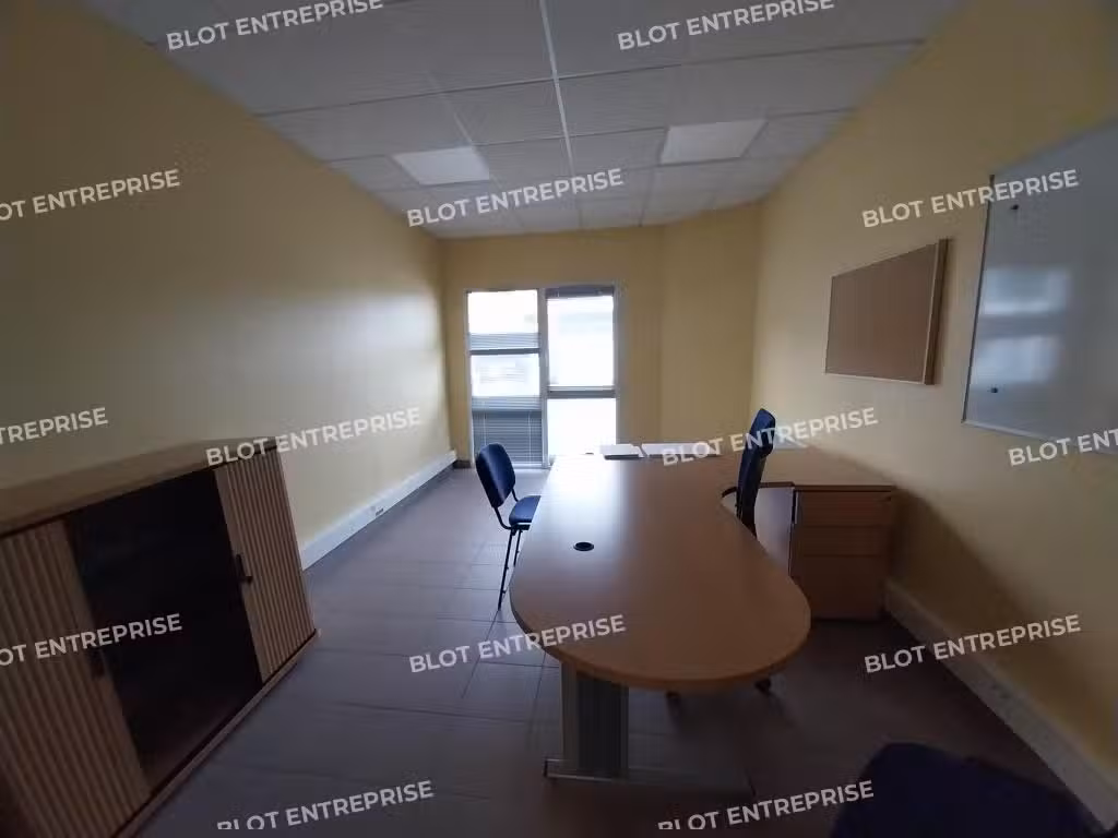 A louer bureau 20m² belle visibilité Pontivy D768