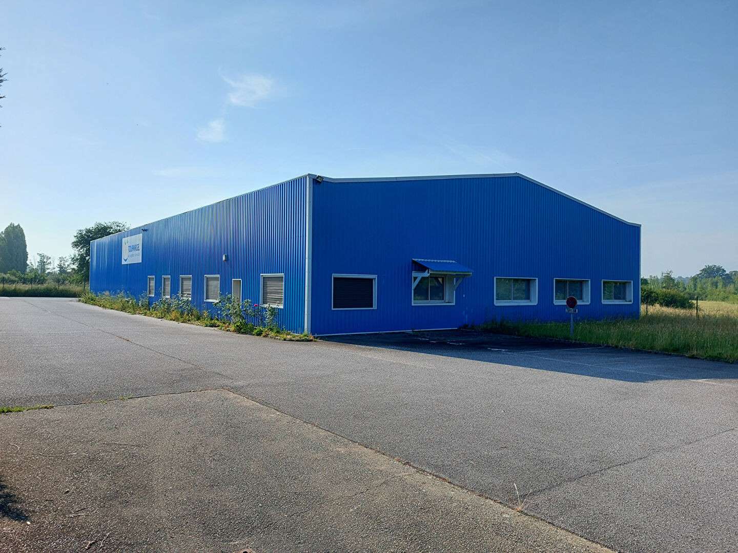 A louer local d'activité 950m² Le Mêle-sur-Sarthe