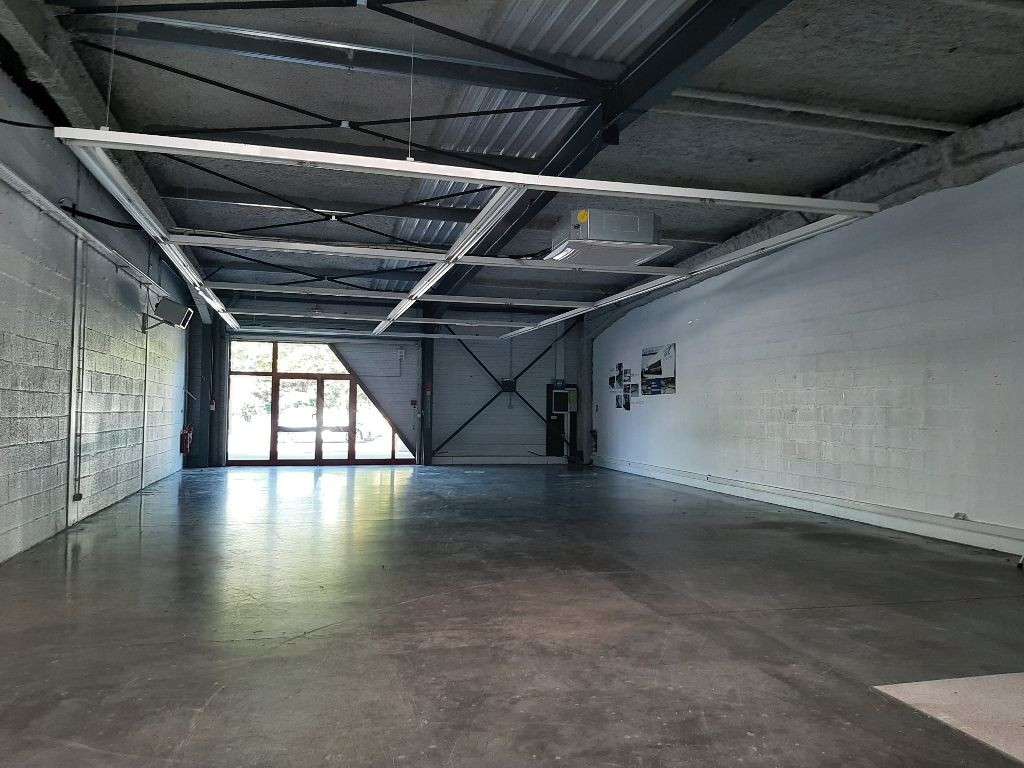 Local commercial de 243m² à louer à Gerzat