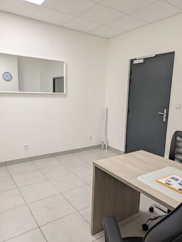 A louer bureau 15m² RDC centre commercial Bourgoin
