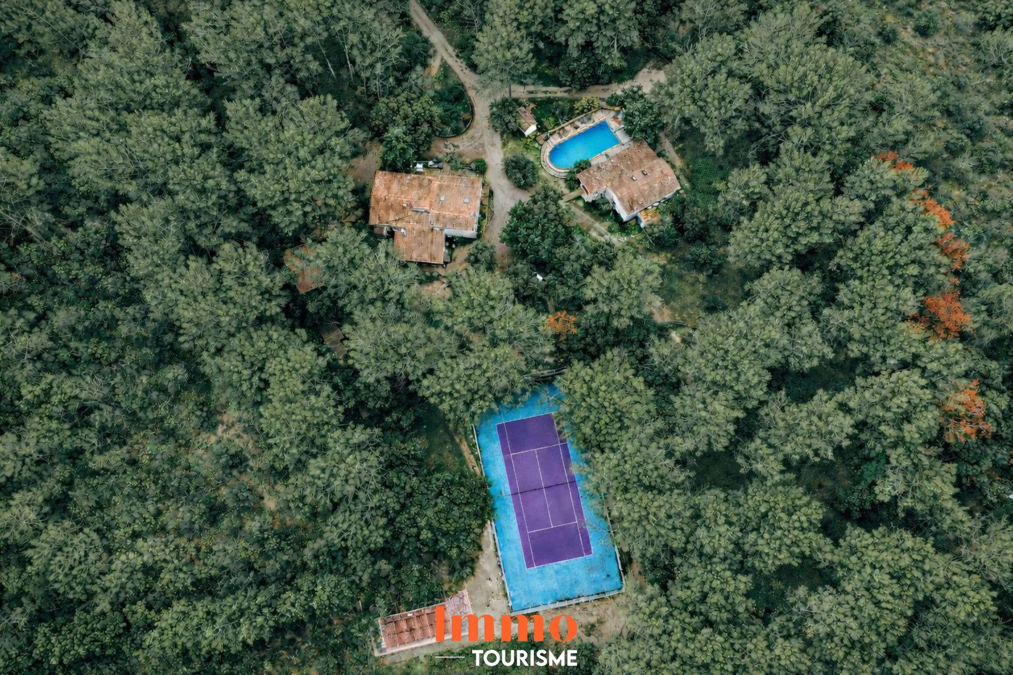AV Domaine avec gîtes et maison principale à Grans