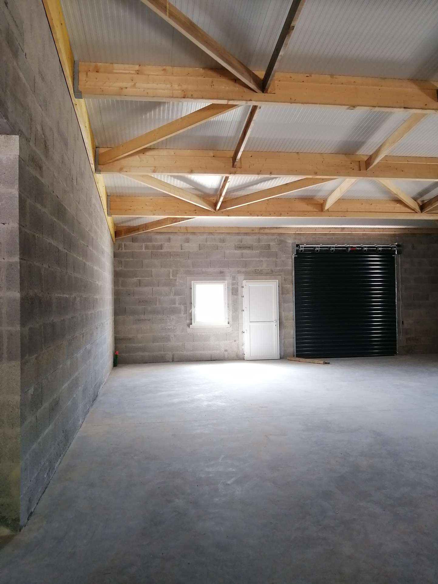 A louer Atelier traversant 176m² à La Rochelle Sud