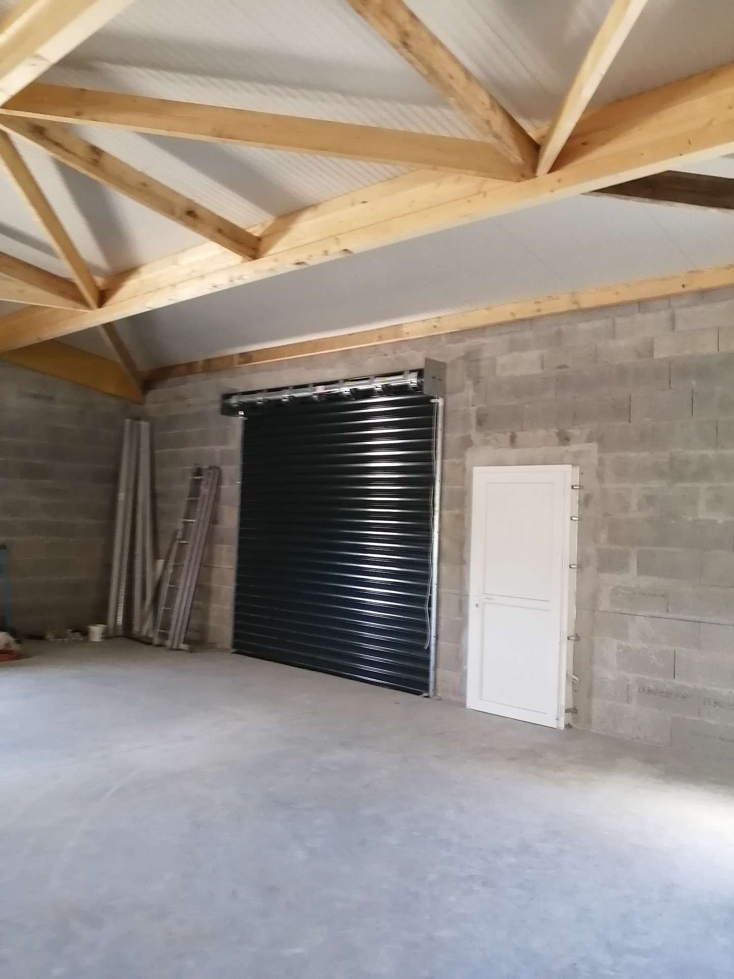 A louer Atelier traversant 197m² à La Rochelle Sud
